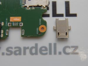 nabíjecí USB konektor na tabletu